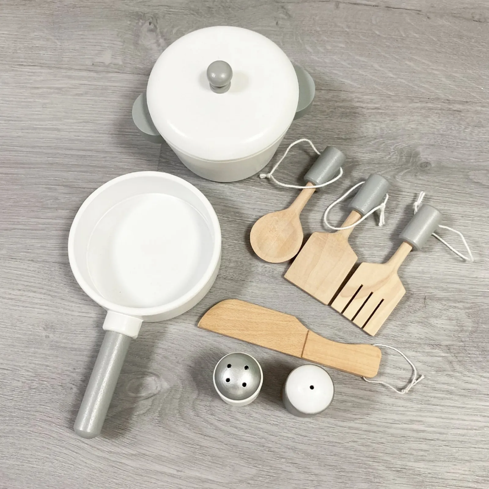 Little Helper Deluxe Montessori Öko-Spielküche aus Holz im Retro-Stil | Zahlreiche Funktionen und Zubehör | Grün
