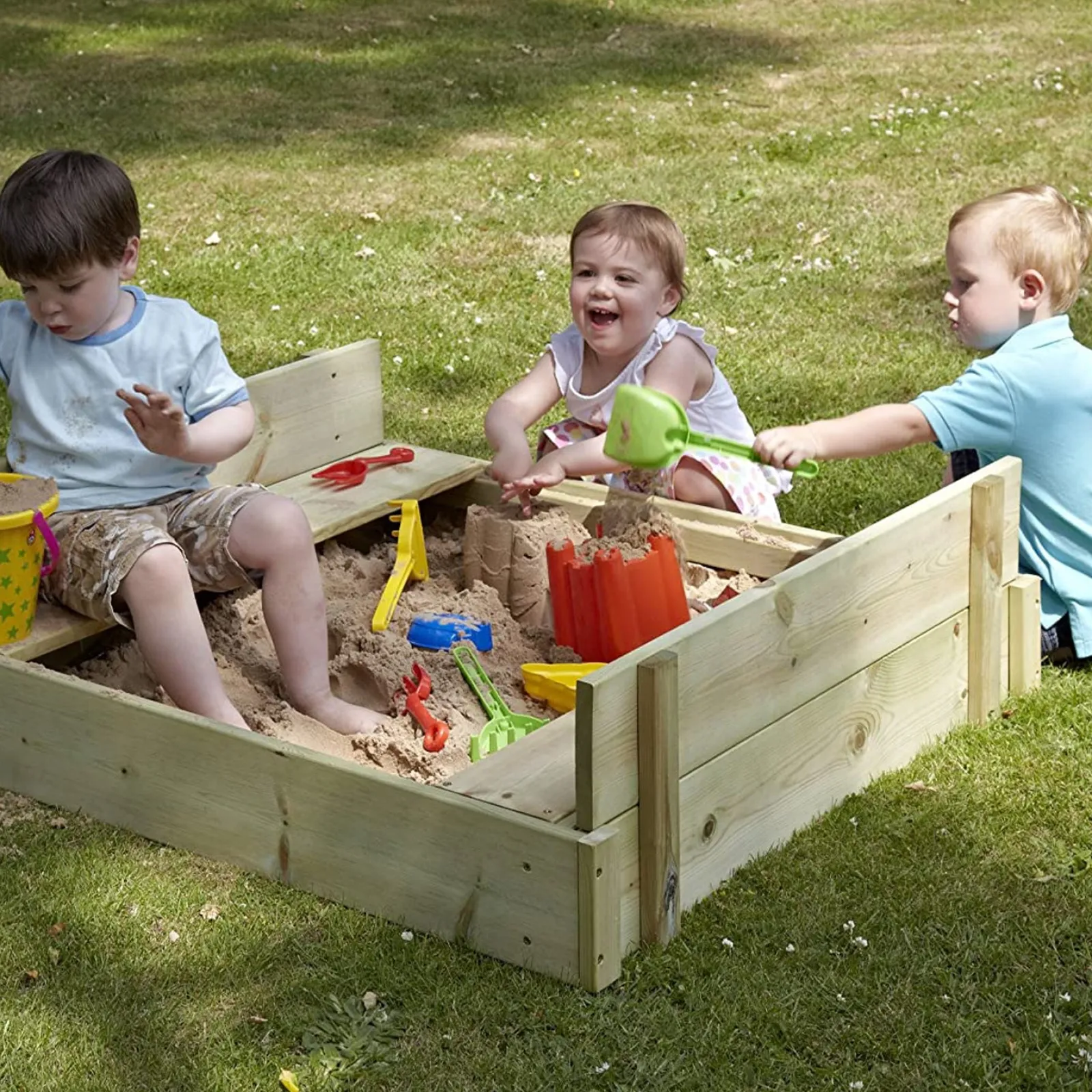 Little Helper Großer, umweltbewusster FSC-zertifizierter Sandkasten aus 100 % natürlichem Holz für Kinder mit Deckel, Sitzen und Bodeneinlage | 2–12 Jahre | 1,2 x 1,14 m im Quadrat