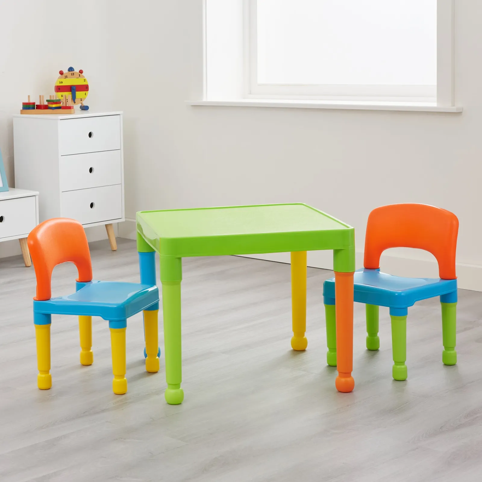 Kinder Little Helper Kinder-Set aus Tisch und 2 Stühlen für drinnen und draußen aus massivem Kunststoff, leicht zu reinigen, mehrfarbig