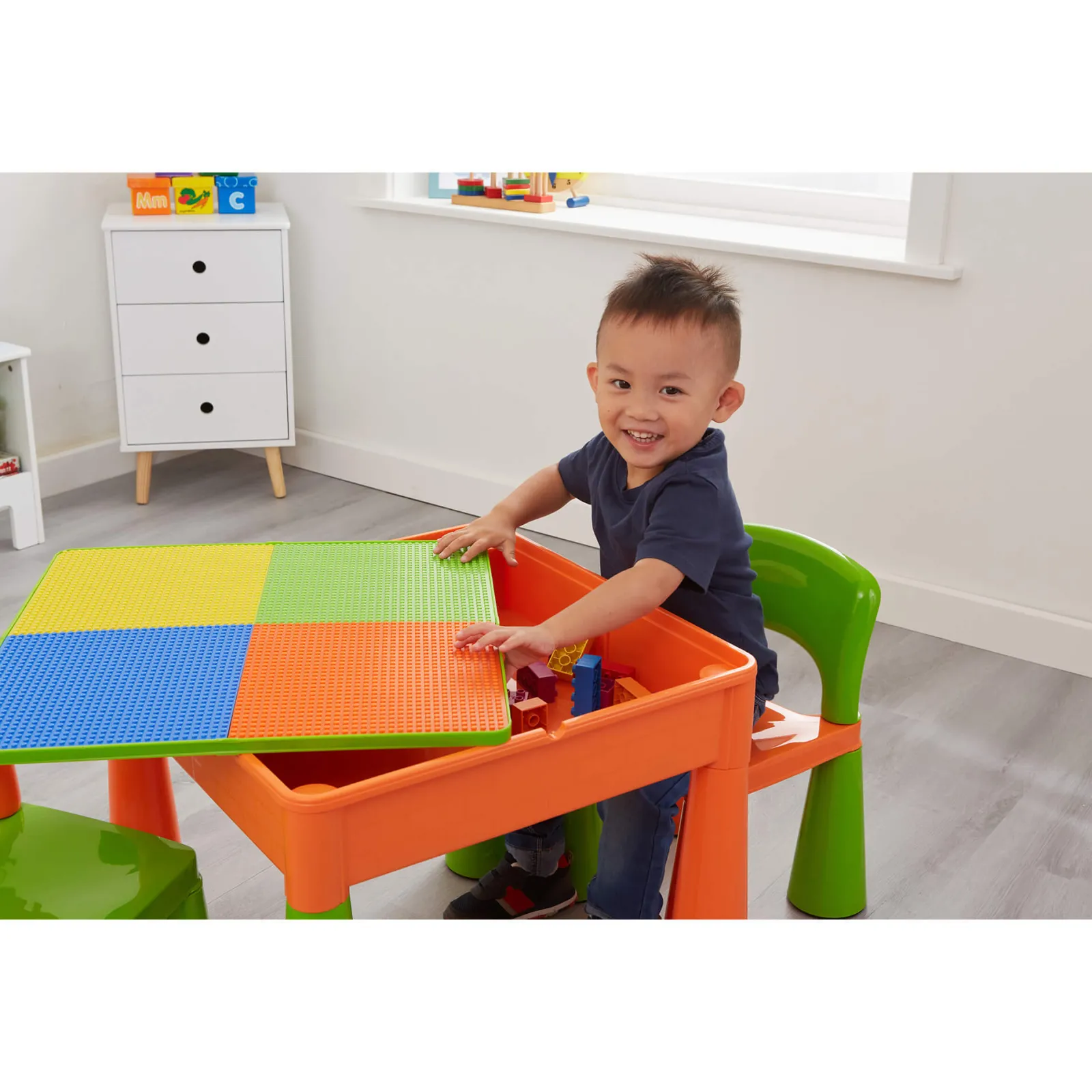 Kinder Little Helper Mehrzweck-Set aus Kunststoff für drinnen und draußen mit Tisch und 2 Stühlen | Lego-Brett | Sand- und Wasserkasten | Orange und Grün
