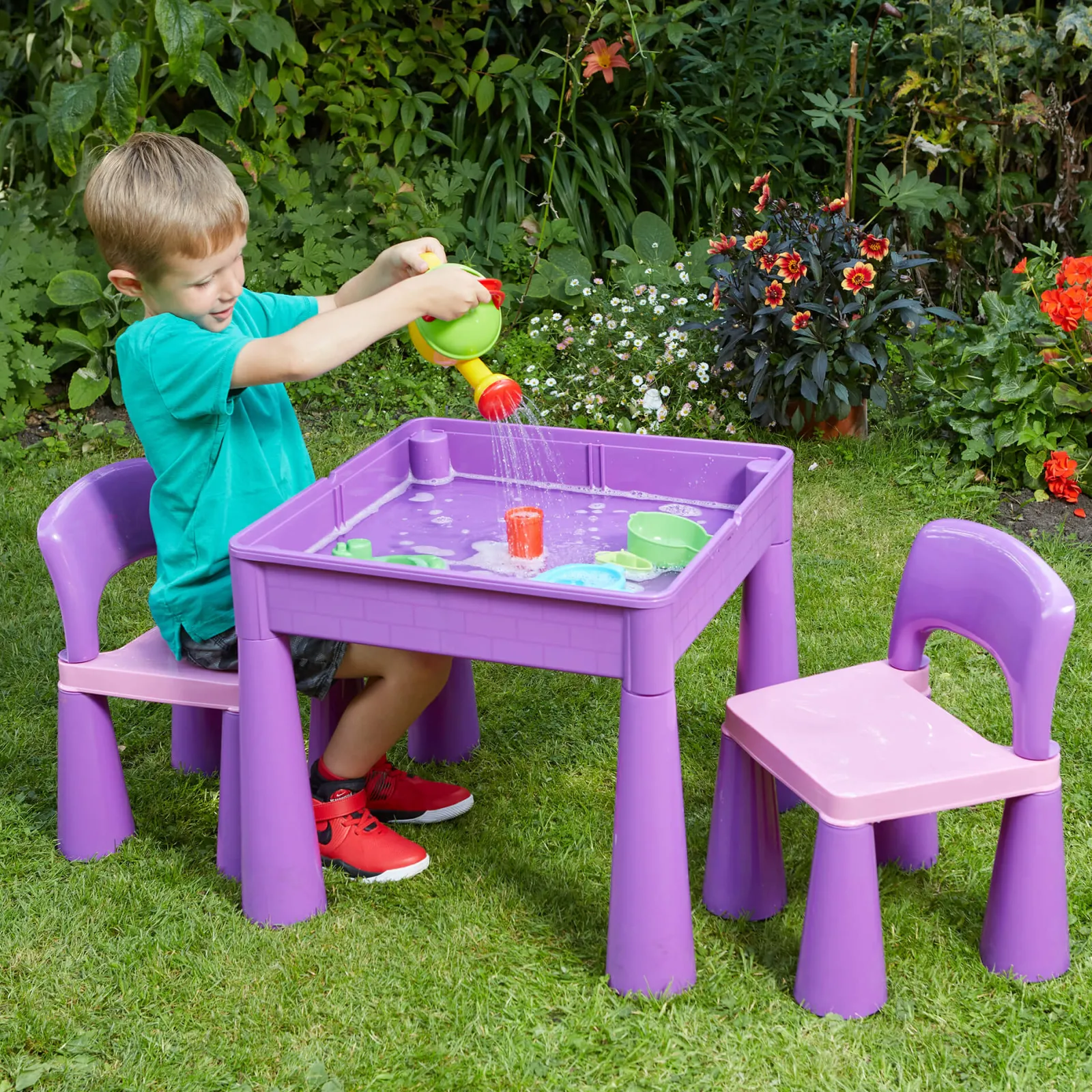 Kinder Little Helper Mehrzweck-Set aus Kunststoff für drinnen und draußen mit Tisch und 2 Stühlen | Lego-Brett | Sand- und Wasserkasten | Violett