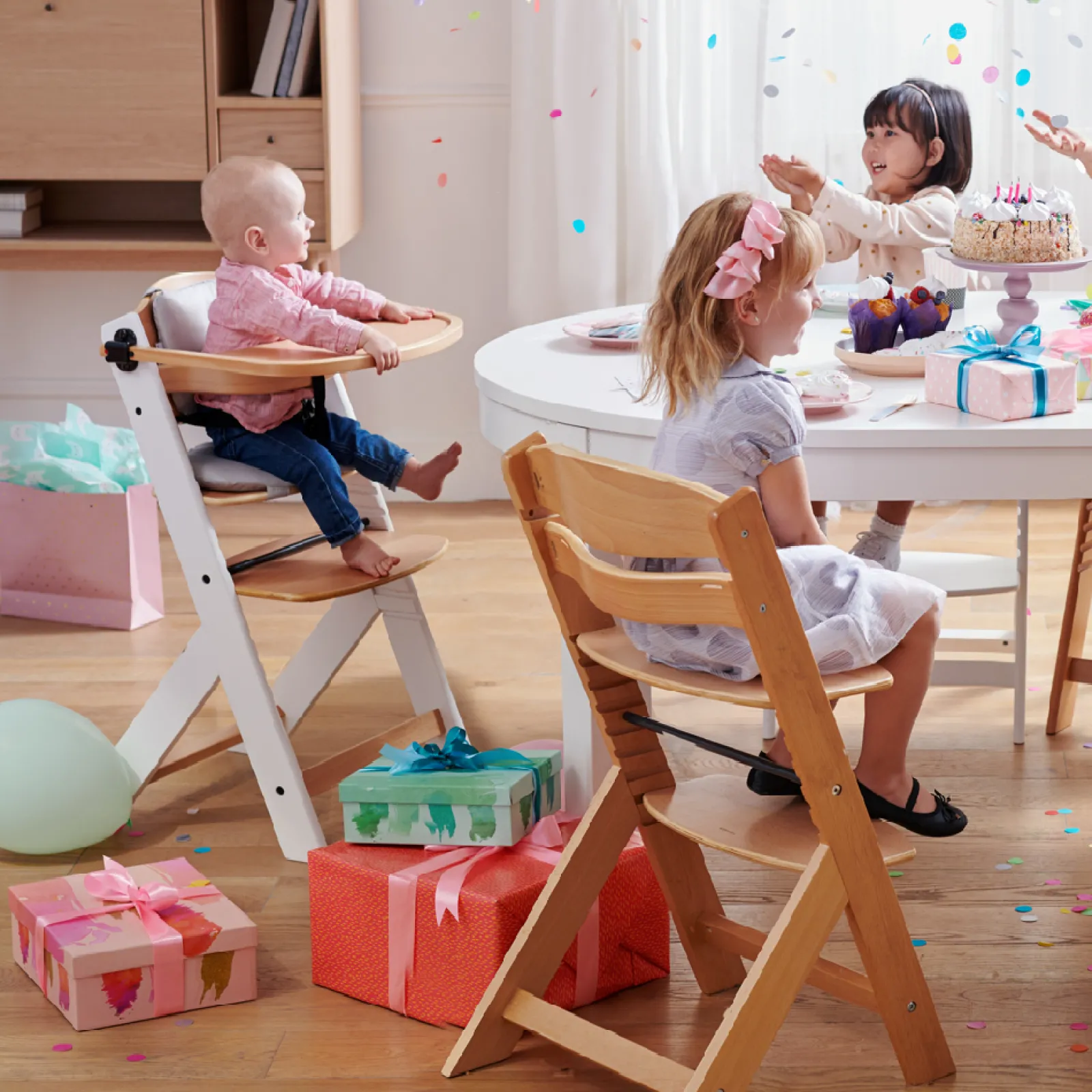 Little Helper Moderner, mitwachsender Hochstuhl aus Öko-Holz mit Tablett | Höhenverstellbar | Schreibtischstuhl | Natürliches und weißes Finish | 6 Monate – 10 Jahre