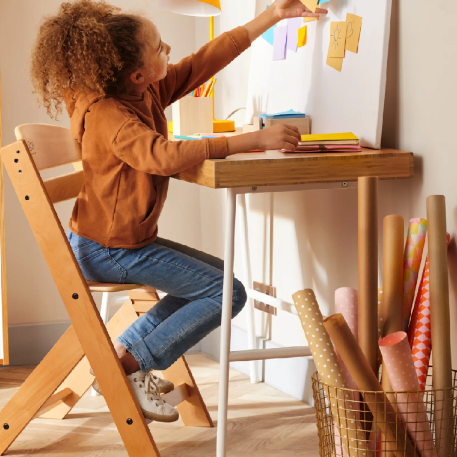 Little Helper Moderner, mitwachsender Hochstuhl aus Öko-Holz mit Tablett | Höhenverstellbar | Schreibtischstuhl | Natürliches und weißes Finish | 6 Monate – 10 Jahre