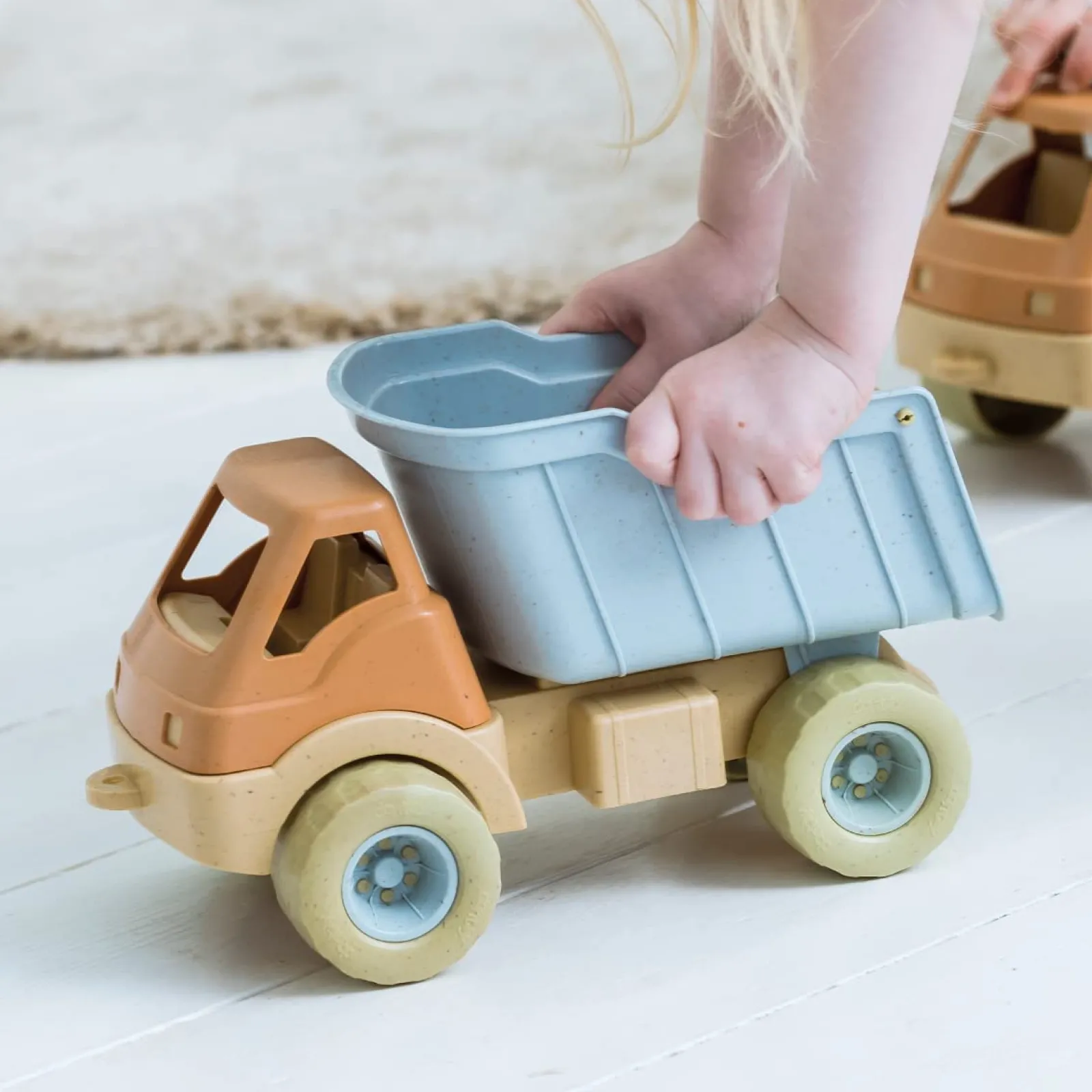 Little Helper Spielzeug-LKW aus 100 % recycelbarem Bio-Kunststoff | Spielzeug für drinnen und draußen | Kipplaster