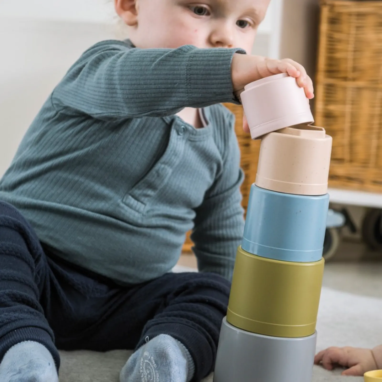 Little Helper 7-teiliges Stapelbecher-Set aus 100 % recycelbarem Bio-Kunststoff | Umweltfreundliches Spielzeug für drinnen und draußen | Ab 10Monaten